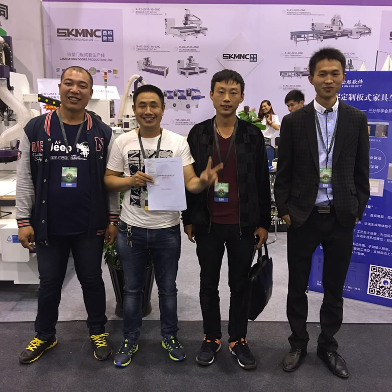 客户现场签订合同留影